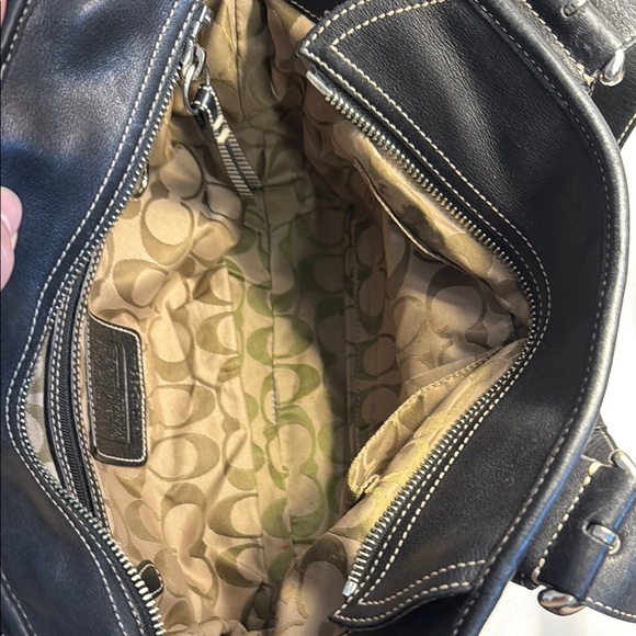 Elegant Black Leather Tote Bag - Picture 8 of 8